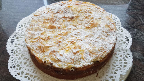 Apfel Gewürzkuchen mit Puddinghaube und Mandeln