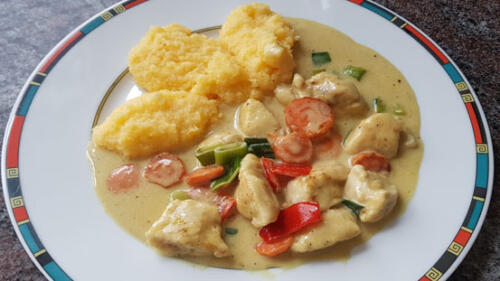 Hähnchencurry mit cremiger Polenta