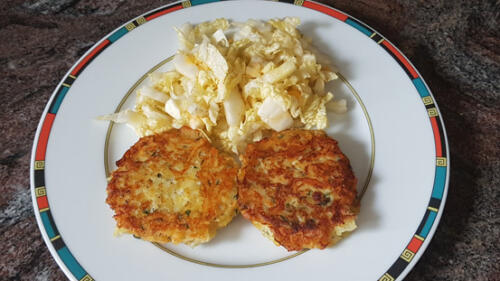 Kartoffelplätzchen und Chinakohlsalat mit Ei