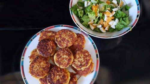 Kartoffelplätzchen und Endiviensalat mit Ei