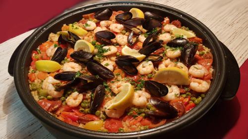 Paella mit Hähnchen, Muscheln und Garnelen